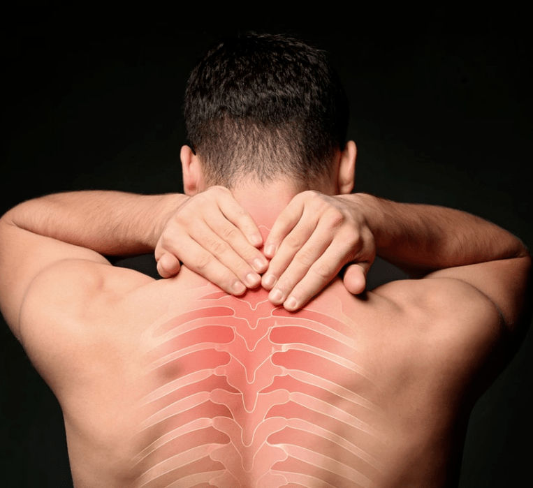 Vyras nerimauja dėl krūtinės ląstos stuburo osteochondrozės