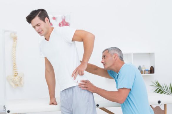 gydytojo tyrimas dėl nugaros skausmo